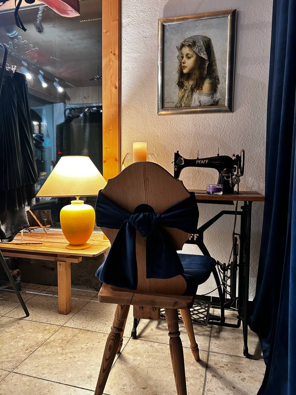Abendstimmung im Rudkovski Atelier mit Schneiderpuppe, Lampe und Nähmaschine